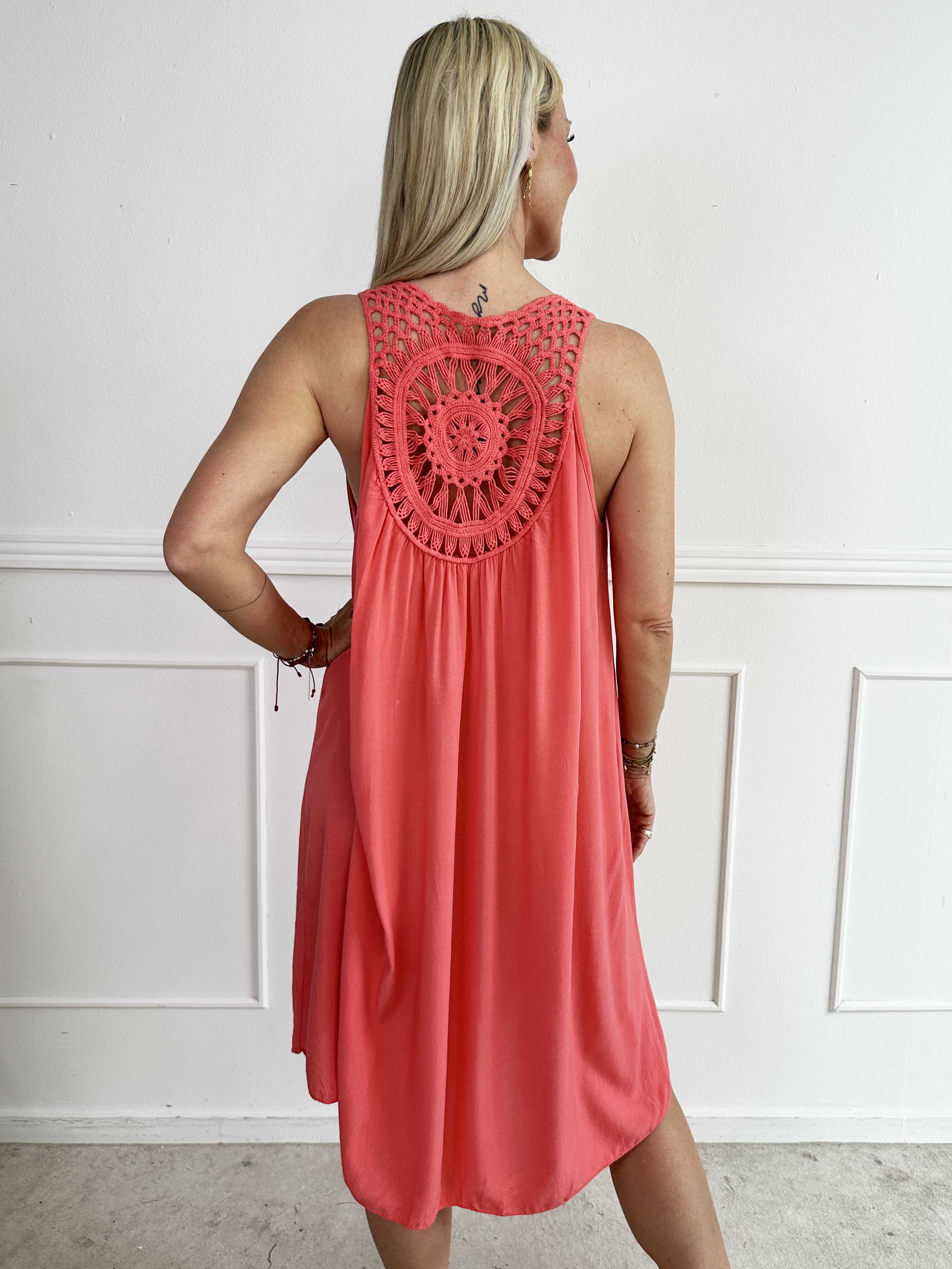 Medea - Simpel sommerkjole i viskose med broderet ryg